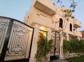 Beautiful semi villa with private entrance in Sheikh Zayed- villa queen，位于Sheikh Zayed的酒店