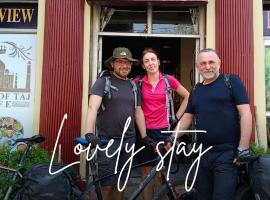 Friends Guest House & Hostel- near TAJ MAHAL，位于阿格拉的酒店