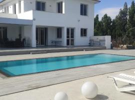 Kiti Village Villa Larnaca, salt-water pool, 5 bedrooms，位于Kiti马佐托斯海滩附近的酒店