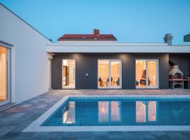La Reina House - Private Heated Pool，位于比比涅的乡村别墅