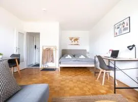 Studioapartment mit Küche und großem Balkon