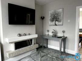 Stylish Cosy Home - M42, Airport, NEC & Train St，位于Sheldon的酒店