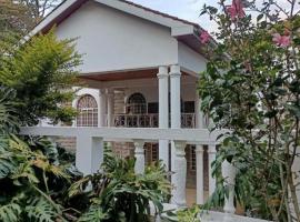 Lux Suites Karen Family Bungalow，位于内罗毕的乡村别墅