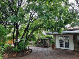 Nel's Cottage, a private and peaceful cottage，位于伯诺尼Ebotse Golf and Country Estate附近的酒店