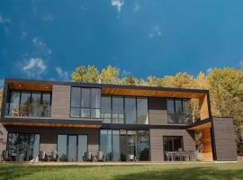 Le Ruisseau: luxurious villa in Charlevoix.，位于拉马巴耶的酒店