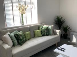 The Greens Apartment，位于FarnworthRoyal Bolton Hospital附近的酒店