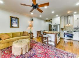 Charming Louisiana Getaway with Furnished Balcony!，位于New Roads的酒店