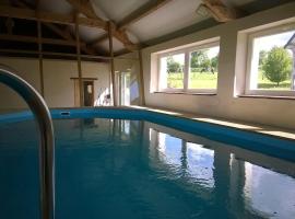 La Bellazière, heated covered swimming-pool，位于Saint-Germain-de-Coulamer的酒店