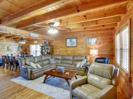 Rustic Dale Hollow Lake Cabin - Private Hot Tub!，位于Hilham的别墅