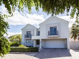 Nerf-af Cottage and private ROOMs at Onrus , Hermanus