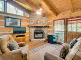 Cozy Gatlinburg Cabin with Private Hot Tub!，位于加特林堡的酒店