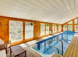 Lake George Oasis with 9 Acres, Hot Tub and Game Room!，位于Diamond Point的酒店