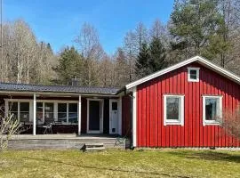 Lakefront Cottage in Torsebo