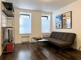Close to all! 2-room suite in a 1-family townhouse，位于布鲁克林的酒店