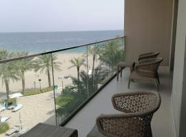 Three Bedroom Apartment at Address Residence Fujairah，位于Sharm的海滩短租房