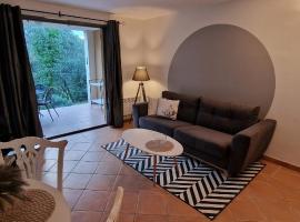 Appartement sur golf de L'Isle-Sur-La-Sorgue，位于索马讷-德沃克吕兹的公寓