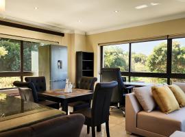 Luxury Self-Catering Apartment in Simbithi Eco-Estate, Golf Estate - No Loadshedding，位于巴利托的乡间豪华旅馆