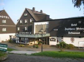 韦伯猎屋酒店，位于Herscheid的带停车场的酒店