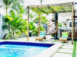 Ultraluxurious HolidayVilla with an Infinity Pool，位于Apenkwa的酒店