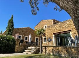 Belle villa avec piscine intérieure et piscine extérieure Gite Les Aiguiers，位于格里尼昂的酒店
