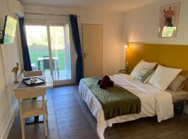 Joli Appartement 27m2 Oasis Provençale en village vacances en Camargue，位于阿尔勒的Spa酒店