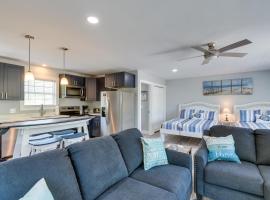 Ocean Isle Beach Vacation Rental about 1 Mi to Pier!，位于海洋岛海滩的酒店