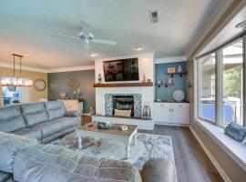 Lake Keowee Condo Resort Pools and Lake Access!，位于Salem的酒店
