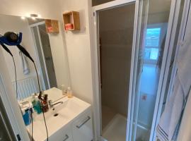 Super chambre avec bureau，位于Evry-Courcouronnes的酒店