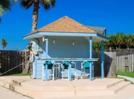 SB143 Efficiency Condo in Town, Near Beach, Shared Pool & Hot Tub