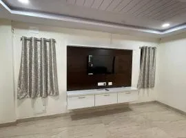 Fully Furnished 3 BHK with Parking in Prime Area - 2nd Floor