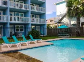 SB134 Efficiency Condo in Town, Near Beach, Shared Pool & Hot Tub