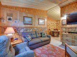 Stargaze, Hike and Kayak Cabin Near Copper Breaks!，位于Crowell的酒店