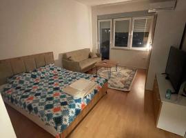 Lovely One Bedroom Studio-Apartment Rental in Peja，位于佩奇的酒店