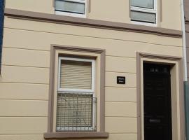 Helens House Derry City Centre Remarkable 3-Bed，位于伦敦德里圣哥伦布大教堂附近的酒店
