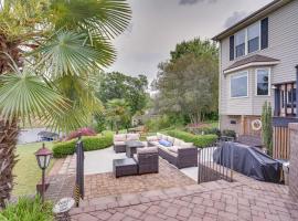 Dock and Kayaks Lakefront Roanoke Rapids Home，位于罗阿诺克拉皮兹的酒店