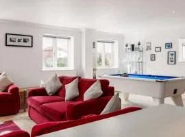 The Nook - Spacious Living Room with Pool Table