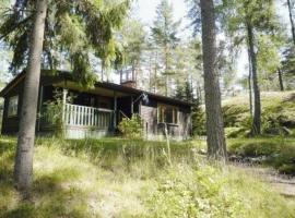 Ruhig gelegenes Holzhütte mit Terrasse inmitten eines Waldgebiets in der Nähe eines Sees，位于Flen的度假屋