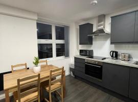 Charming Modern Apartment near London Heathrow，位于Feltham的度假短租房