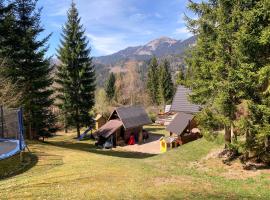 Dwarfs cabin overlooking Julian Alps near Bled，位于耶塞尼采的度假屋