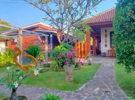 Tunjung guest house lovina beach