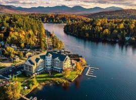 Saranac Waterfront Lodge，位于萨拉纳克莱克的木屋