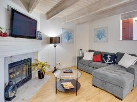 Newport Beach Vacation Rental Near Beach and Pier，位于纽波特海滩的酒店