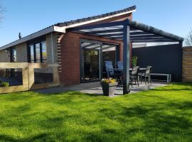 Luxe vakantiebungalow met omheinde tuin voor hond en kinderen，位于Dirkshorn的酒店