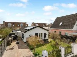 Gorgeous Home In Kbenhavn S With Kitchen