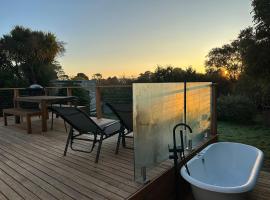 Enjoy a renovated retreat with outdoor bath，位于克莱斯韦克的自助式住宿