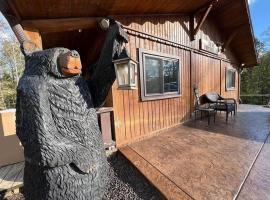 Timber Frame Country Retreat.，位于Hueys Corners的酒店