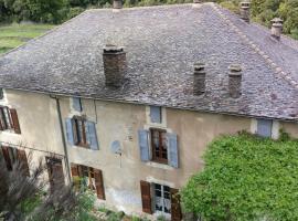 Grand appartement en location Dans maison de caractère 90 m2，位于Le Pompidou的酒店