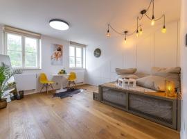 Luxurious, charming studio perfect for couples，位于布拉格弗罗伦斯中央车站附近的酒店
