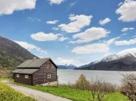 Beautiful Home In Vallavik With Kitchen