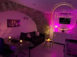 Appartement Love room avec jacuzzi et hammam privatisé Lieu insolite en amoureux Spa détente assurée avec de doux massages en options sur demande